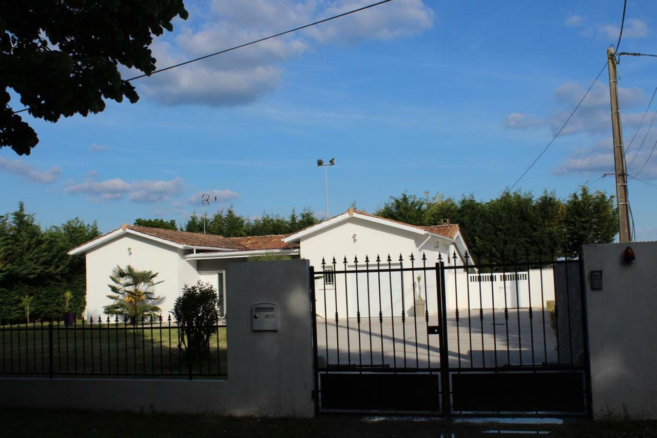 Les Tresors De Lizzie Hotel Coutras Exterior photo