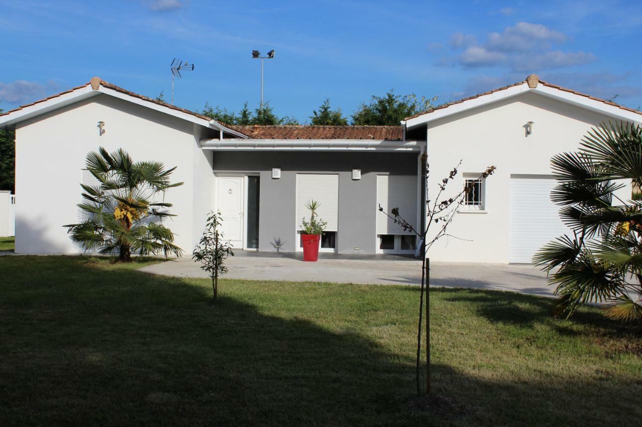 Les Tresors De Lizzie Hotel Coutras Exterior photo